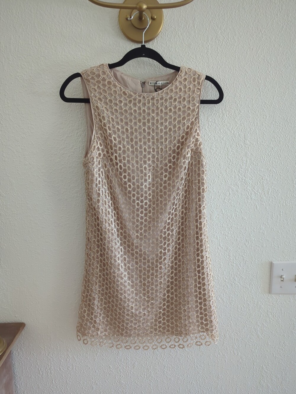 Alice+Olivia 'Clyde' Gold-Shimmer A-Line Lace Sleeveless Shift Dress sz 4